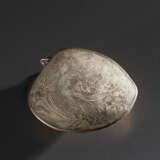 AN UNUSUAL SMALL CLAM-SHELL BOX AND SILVER COVER - photo 1