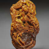 AN AMBER FIGURAL CARVING - Foto 1