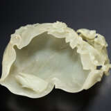 A PALE GREENISH-WHITE JADE `LEAF-SHAPED’ BRUSH WASHER - Foto 1