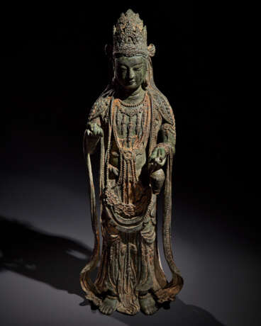 A MAGNIFICENT AND HIGHLY IMPORTANT GILT-BRONZE FIGURE OF GUANYIN - Foto 1