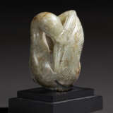 A SMALL GREY JADE FIGURE OF A GOOSE - photo 1