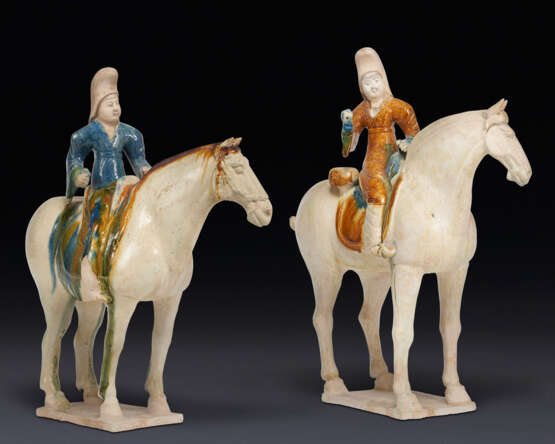 TWO RARE SANCAI AND BLUE-GLAZED POTTERY FIGURES OF EQUESTRIANS - фото 1