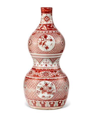 A LARGE IRON-RED AND GREEN-ENAMELED DOUBLE-GOURD VASE - фото 1