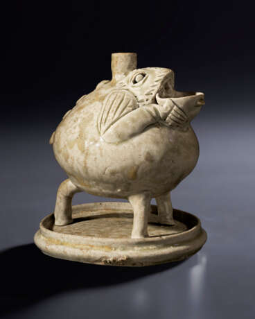 A VERY RARE YUE CELADON TOAD-FORM VESSEL - Foto 1