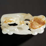 A WHITE AND RUSSET JADE `SQUIRREL AND GRAPES` PENDANT - фото 1