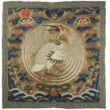 AN EMBROIDERED GOLD-GROUND RANK BADGE OF A CRANE, BUZI - Foto 1