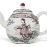 A FAMILLE ROSE TEAPOT AND COVER - фото 1