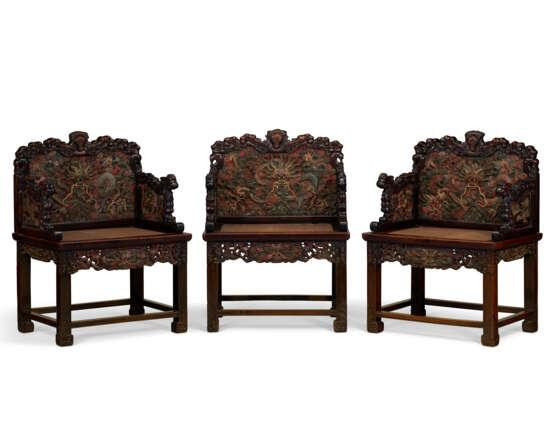 A SET OF THREE POLYCHROME, GILT-DECORATED AND CARVED HONGMU ARMCHAIRS - фото 1