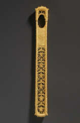 A GLASS-INLAID GOLD HAIRPIN