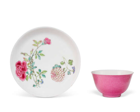 A FAMILLE ROSE RUBY-BACK TEABOWL AND SAUCER - Foto 1