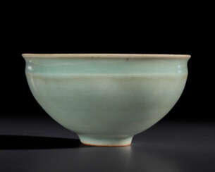 A SMALL LONGQUAN CELADON BOWL