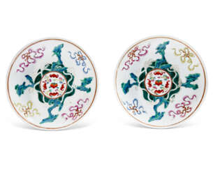 A PAIR OF FAMILLE ROSE DISHES