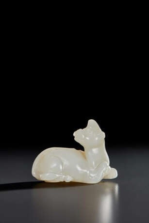 A SMALL PALE GREENISH-WHITE JADE FIGURE OF A HORNED BEAST - Foto 1