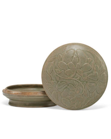 A CARVED YUE CELADON CIRCULAR BOX AND COVER - photo 1