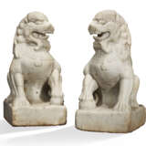 A PAIR OF WHITE MARBLE LIONS - Foto 1