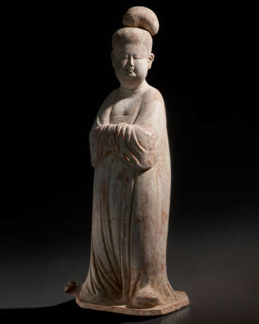 A LARGE PAINTED POTTERY FIGURE OF A COURT LADY - фото 1