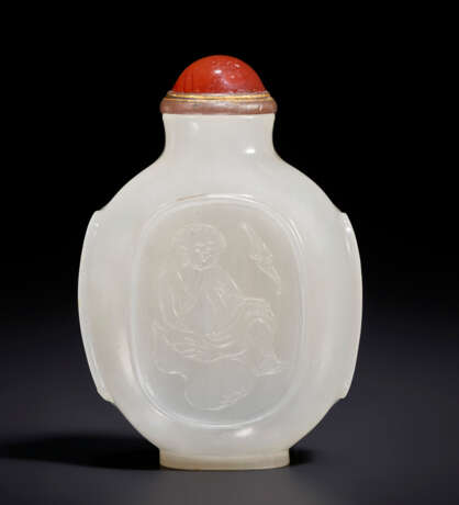 A CARVED WHITE JADE SNUFF BOTTLE - фото 1