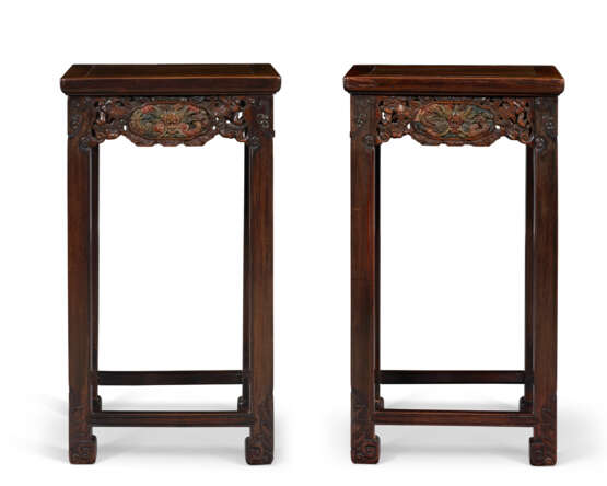 A PAIR OF POLYCHROME, GILT-DECORATED AND CARVED HONGMU INCENSE STANDS - Foto 1