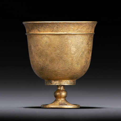 A SMALL FINELY ENGRAVED GILT-SILVER STEM CUP - photo 1