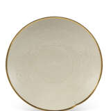 A MOLDED DING DISH - Foto 1