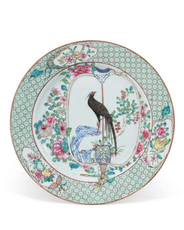 A WELL-DECORATED FAMILLE ROSE PLATE - photo 1