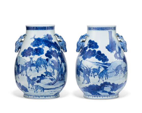 A PAIR OF BLUE AND WHITE `HUNDRED DEER’ HU-FORM VASES - фото 1