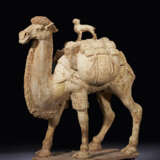 A LARGE WELL-MODELED STRAW-GLAZED BACTRIAN CAMEL - Foto 1