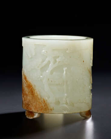 A SMALL PALE GREENISH-WHITE JADE BRUSH POT - Foto 1