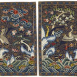A PAIR OF EMBROIDERED MIDNIGHT-BLUE SILK RANK BADGES OF WILD GEESE, BUZI - Foto 1