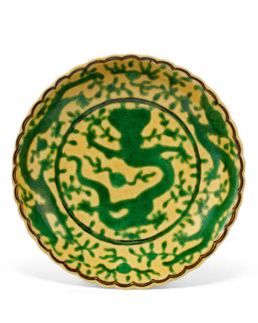 AN INCISED YELLOW AND GREEN-ENAMELED `DRAGON’ DISH - фото 1