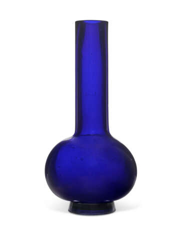 A LARGE BLUE GLASS BOTTLE VASE - фото 1