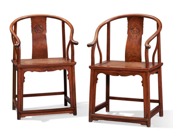A PAIR OF HUANGHUALI HORSESHOE-BACK ARMCHAIRS - фото 1