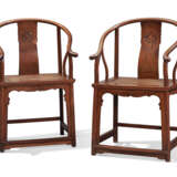 A PAIR OF HUANGHUALI HORSESHOE-BACK ARMCHAIRS - Foto 1