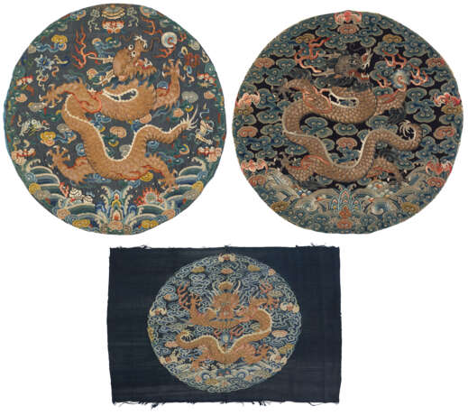 THREE DARK BLUE-GROUND ‘DRAGON’ ROUNDELS - photo 1