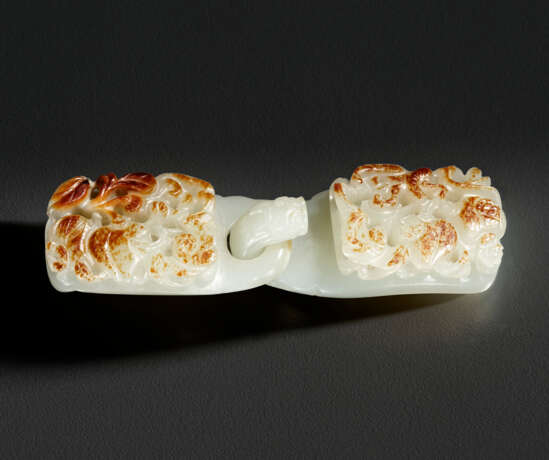 A WHITE AND RUSSET JADE TWO-PART BELT BUCKLE - Foto 1