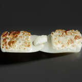 A WHITE AND RUSSET JADE TWO-PART BELT BUCKLE - Foto 1