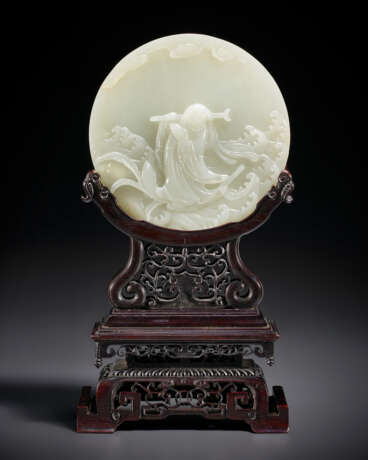 A WELL-CARVED GREENISH-WHITE JADE CIRCULAR PLAQUE - Foto 1