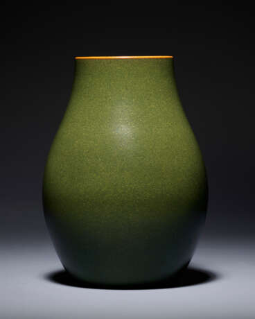 A RARE TEADUST-GLAZED OVIFORM VASE - фото 1