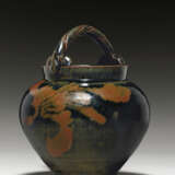 A VERY RARE RUSSET-PAINTED BLACKISH-BROWN-GLAZED JAR WITH ROPE-TWIST HANDLE - фото 1