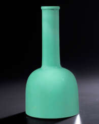 A SUPERB AND VERY RARE GREEN GLASS MALLET VASE
