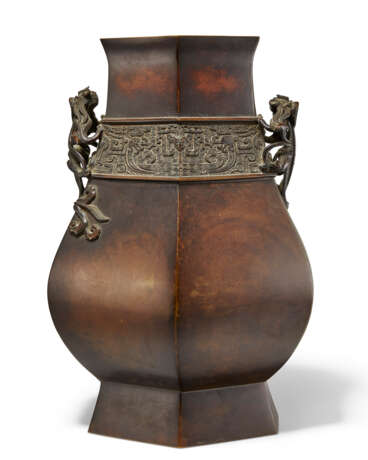 A LARGE BRONZE ARCHAISTIC FACETED VASE WITH BEAST-FORM HANDLES - Foto 1