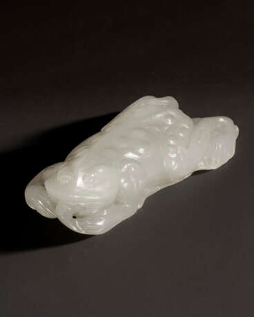 A SMALL WHITE JADE FIGURE OF A TOAD - Foto 1