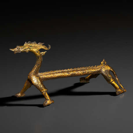 A RARE GILT-BRONZE FIGURE OF A DRAGON - Foto 1