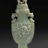 A PALE GREYISH-GREEN JADE FLATTENED BALUSTER VASE AND COVER - фото 1