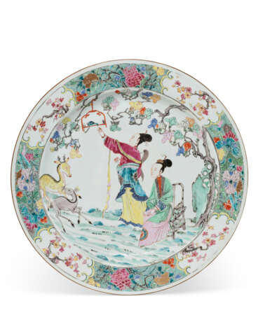 A LARGE FAMILLE ROSE DISH - Foto 1