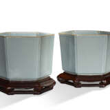 AN EXTREMELY RARE PAIR OF PALE BLUISH-GREY GLAZED HEXAGONAL JARDINI&#200;RES ON INTEGRAL PORCELAIN STANDS - photo 1