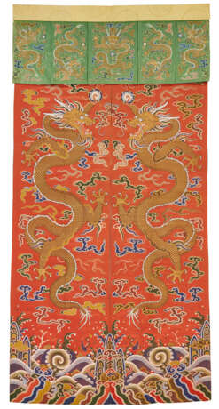 A BROCADE RED-GROUND ‘DRAGON’ HANGING - фото 1