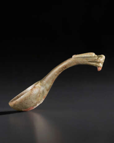 AN UNUSUAL CELADON-GLAZED SPOON - Foto 1