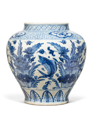 A VERY RARE BLUE AND WHITE `FISH’ JAR - фото 1
