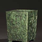 A SPINACH-GREEN JADE SQUARE BRUSH POT - photo 1